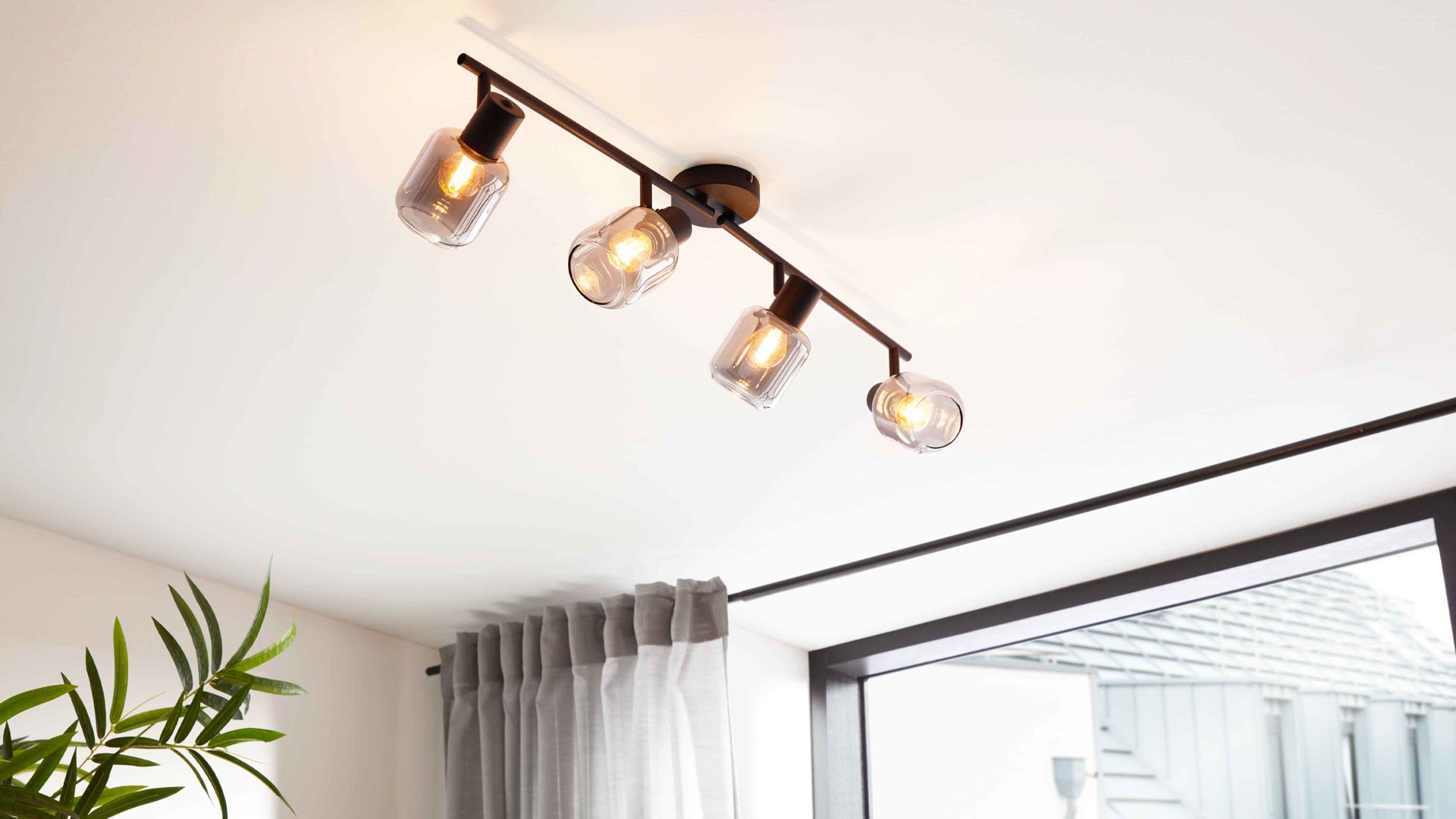 Deckenleuchte Interliving aus Glas in Grau Interliving Leuchten Serie 9341 - Deckenleuchte Rauchglas & Mattschwarz – Länge ca. 89 cm