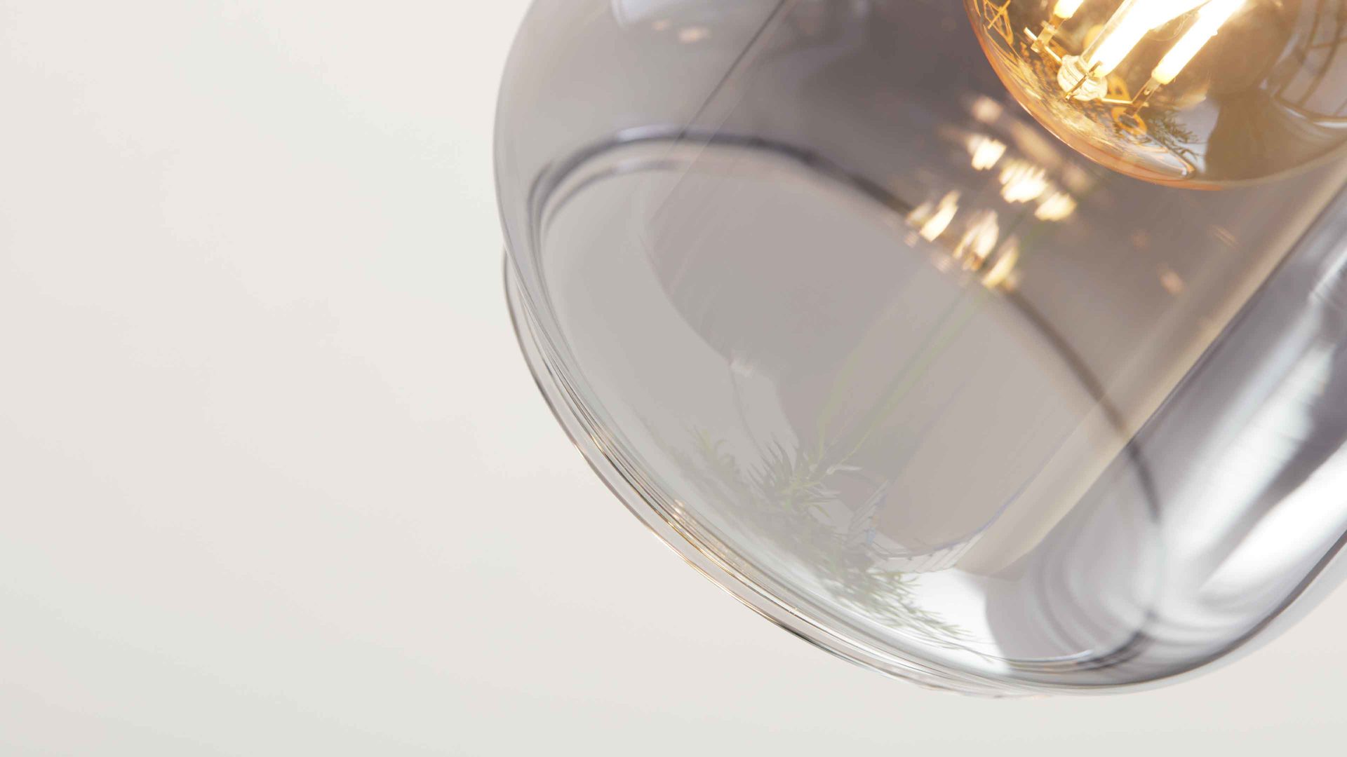 Deckenleuchte Interliving aus Glas in Grau Interliving Leuchten Serie 9341 - Deckenleuchte Rauchglas & Mattschwarz – Länge ca. 38 cm