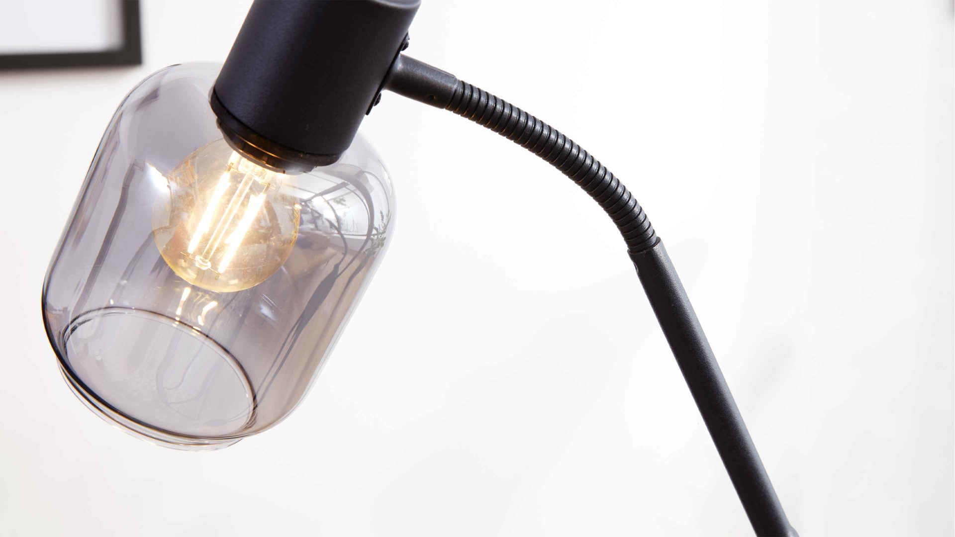 Stehleuchte Interliving aus Glas in Grau Interliving Leuchten Serie 9341 - Stehleuchte Rauchglas & Mattschwarz – Höhe ca. 148 cm