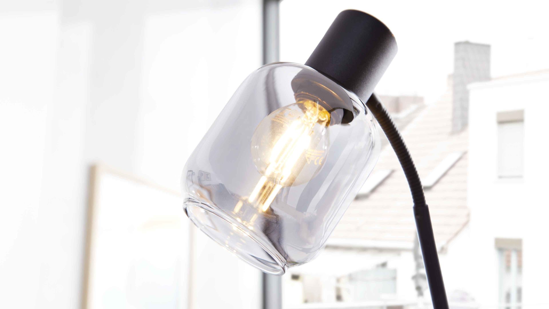 Stehleuchte Interliving aus Glas in Grau Interliving Leuchten Serie 9341 - Stehleuchte Rauchglas & Mattschwarz – Höhe ca. 148 cm