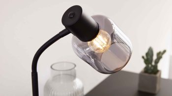 Tischleuchte Interliving aus Glas in Grau Interliving Leuchten Serie 9341 - Tischleuchte Rauchglas & Mattschwarz – Höhe ca. 43 cm