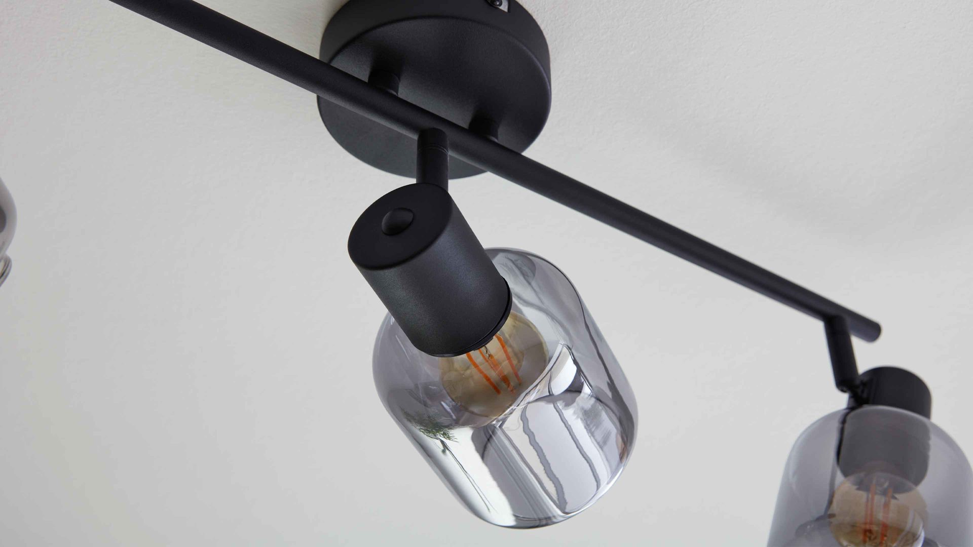 Deckenleuchte Interliving aus Glas in Grau Interliving Leuchten Serie 9341 - Deckenleuchte Rauchglas & Mattschwarz – Länge ca. 59 cm