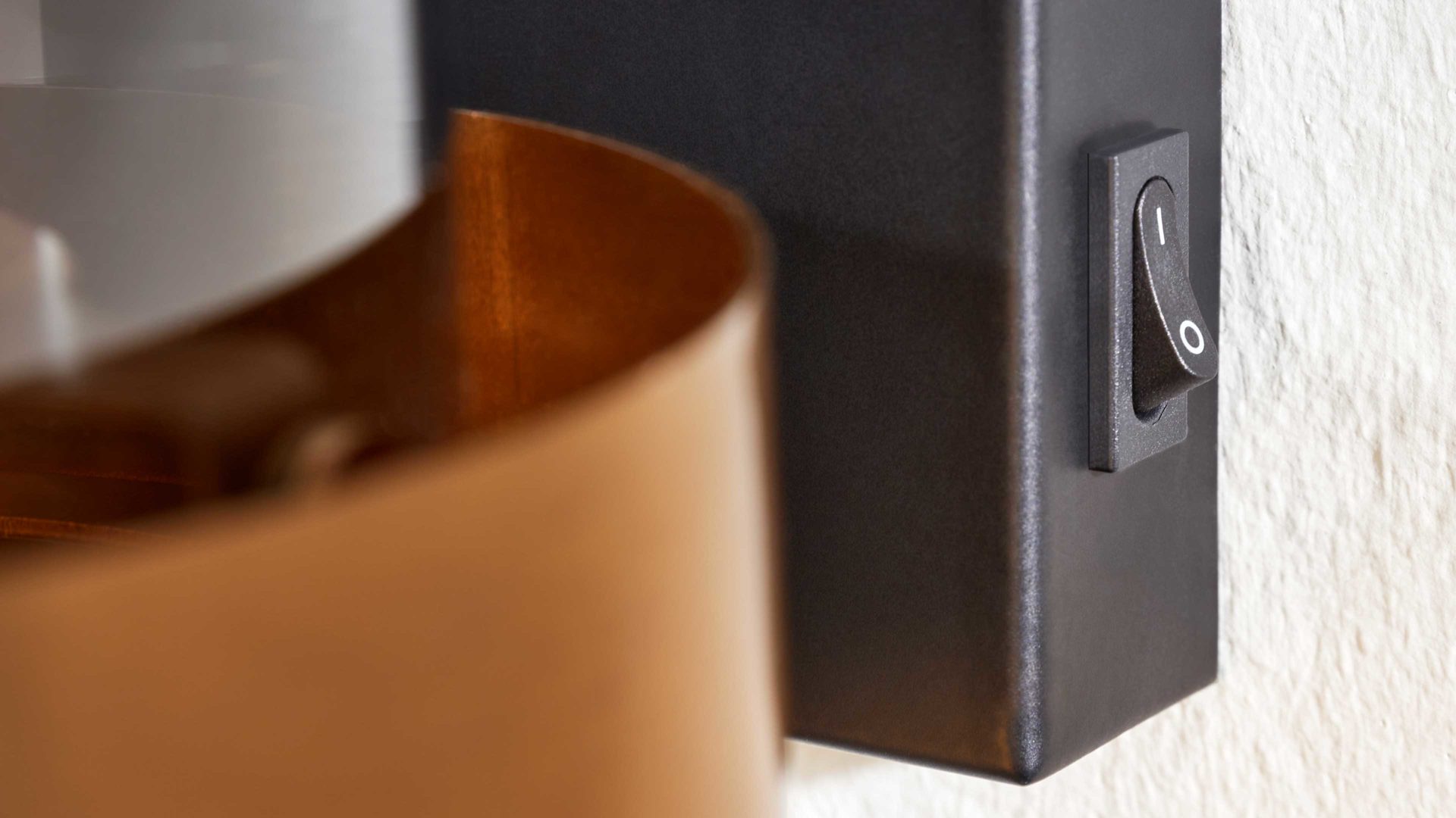 Wandleuchte Interliving aus Glas in Grau Interliving Leuchten Serie 9333 - Wandleuchte Rauchglas & Messing – Höhe ca. 20 cm