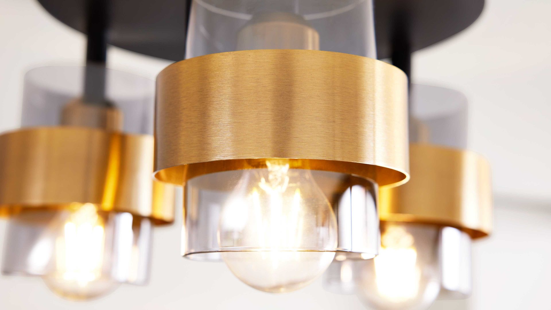 Deckenleuchte Interliving aus Glas in Grau Interliving Leuchten Serie 9333 - Deckenleuchte Rauchglas & Messing – Durchmesser ca. 37 cm