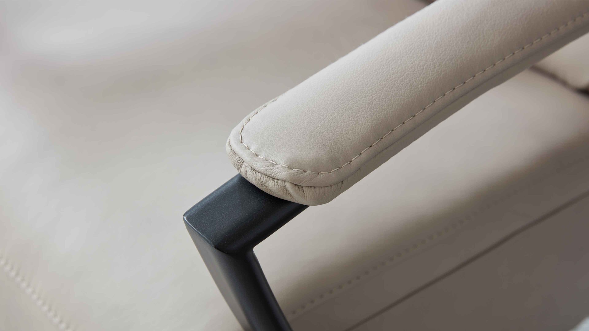 Relaxsessel comfortmaster besser sitzen, liegen, leben aus Leder in Hellgrau Comfortmaster CM-HU1157 - Relaxsessel B perlfarbenes LongLife-Leder Vivre & schwarzer Sternfuß - Ergonomie XL