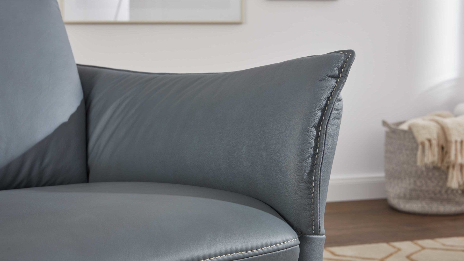 Relaxsessel comfortmaster besser sitzen, liegen, leben aus Leder in Hellblau Comfortmaster 7267 - Relaxsessel 24E44 motorisch - seefarbenes LongLife-Leder & anthrazitfarbener Sternfuß