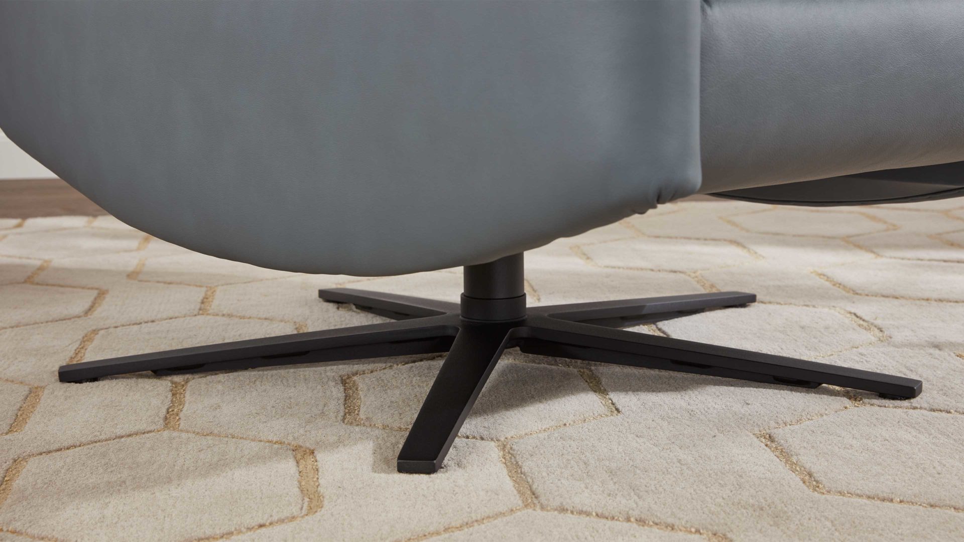 Relaxsessel comfortmaster besser sitzen, liegen, leben aus Leder in Hellblau Comfortmaster 7267 - Relaxsessel 24E44 motorisch - seefarbenes LongLife-Leder & anthrazitfarbener Sternfuß