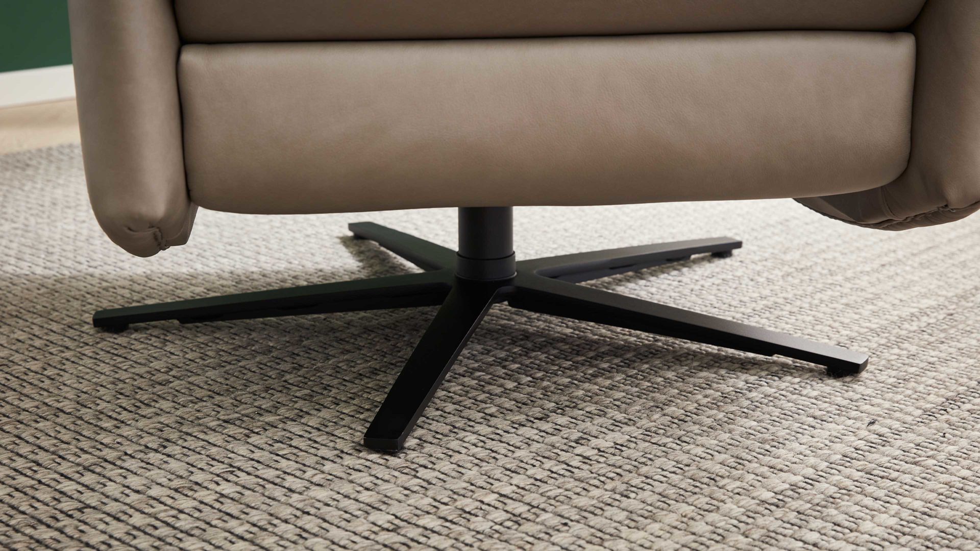 Relaxsessel comfortmaster besser sitzen, liegen, leben aus Leder in Beige Comfortmaster 7267 - Relaxsessel 24E44 motorisch - stahlfarbenes LongLife-Leder & anthrazitfarbener Sternfuß