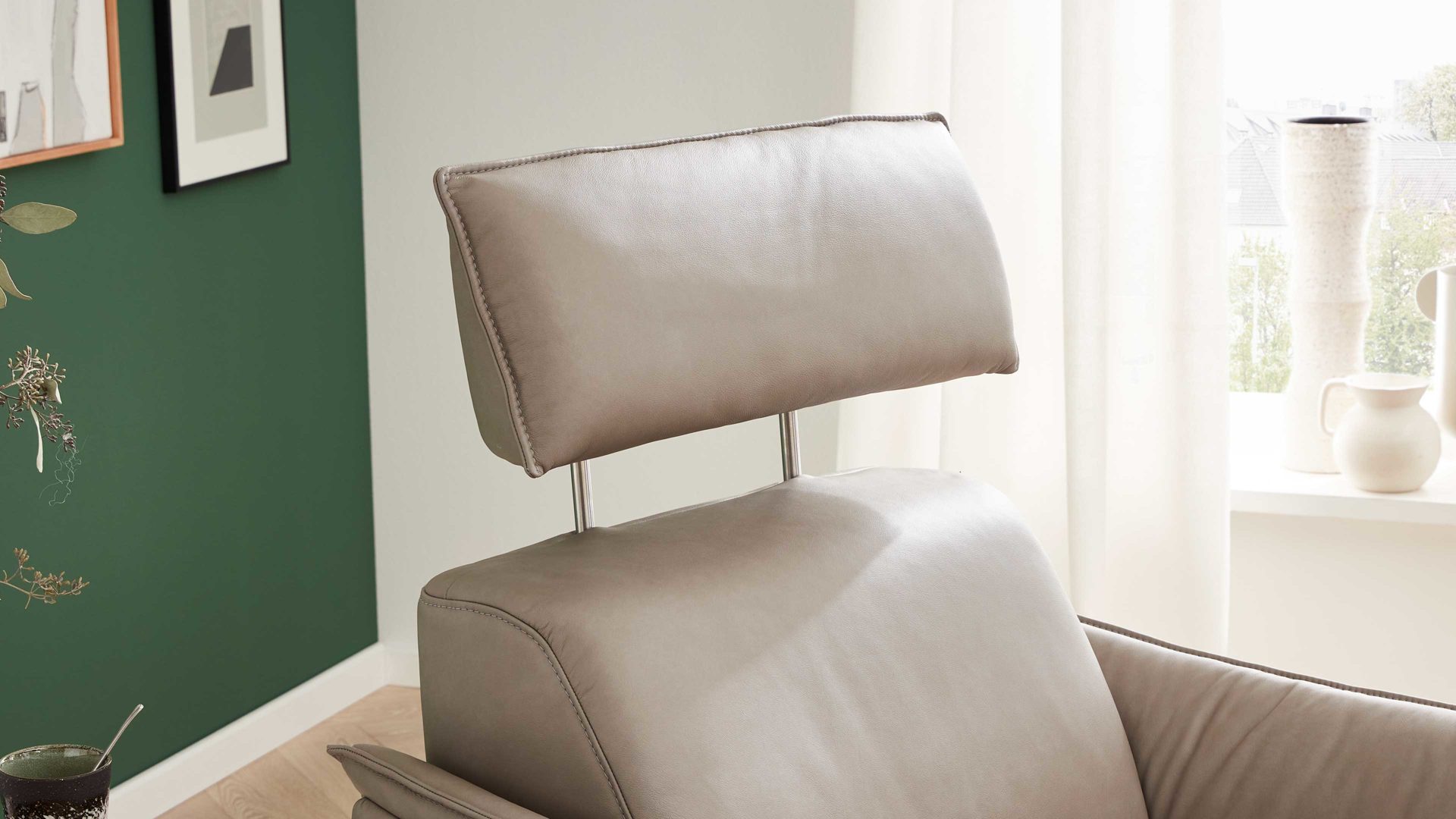 Relaxsessel comfortmaster besser sitzen, liegen, leben aus Leder in Beige Comfortmaster 7267 - Relaxsessel 24E44 motorisch - stahlfarbenes LongLife-Leder & anthrazitfarbener Sternfuß