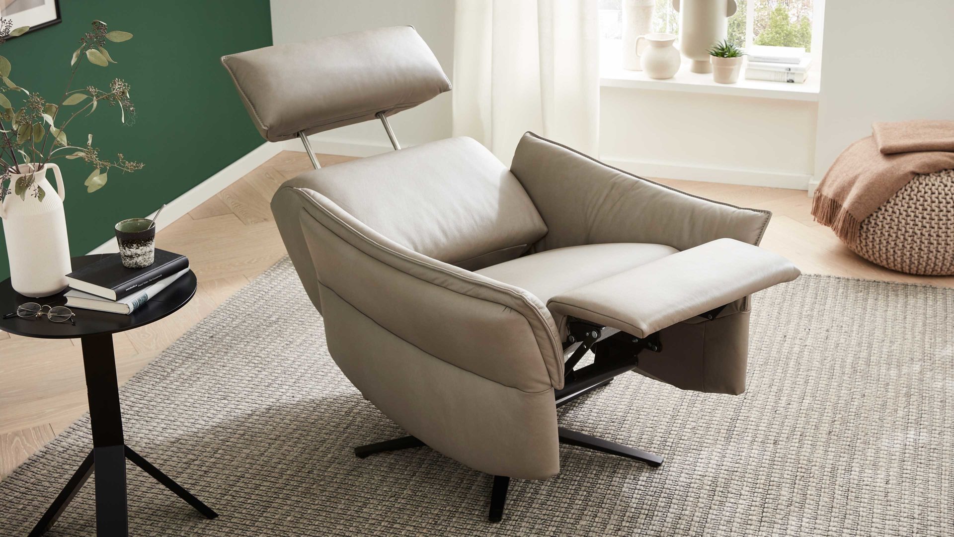 Relaxsessel comfortmaster besser sitzen, liegen, leben aus Leder in Beige Comfortmaster 7267 - Relaxsessel 24E44 motorisch - stahlfarbenes LongLife-Leder & anthrazitfarbener Sternfuß