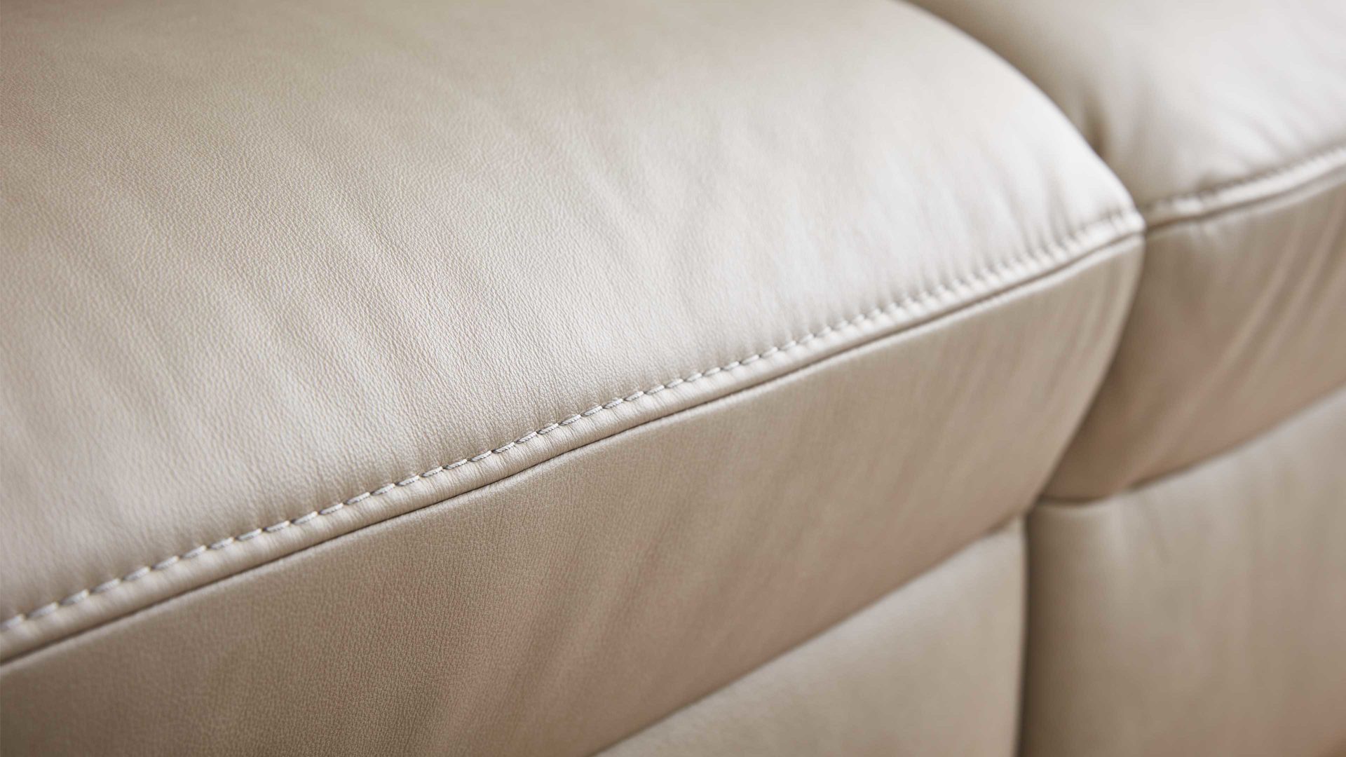 2,5-Sitzer comfortmaster besser sitzen, liegen, leben aus Leder in Beige Comfortmaster Spektra 1267 - 2,5-Sitzer stahlfarbenes LongLife-Leder - Länge ca. 203 cm