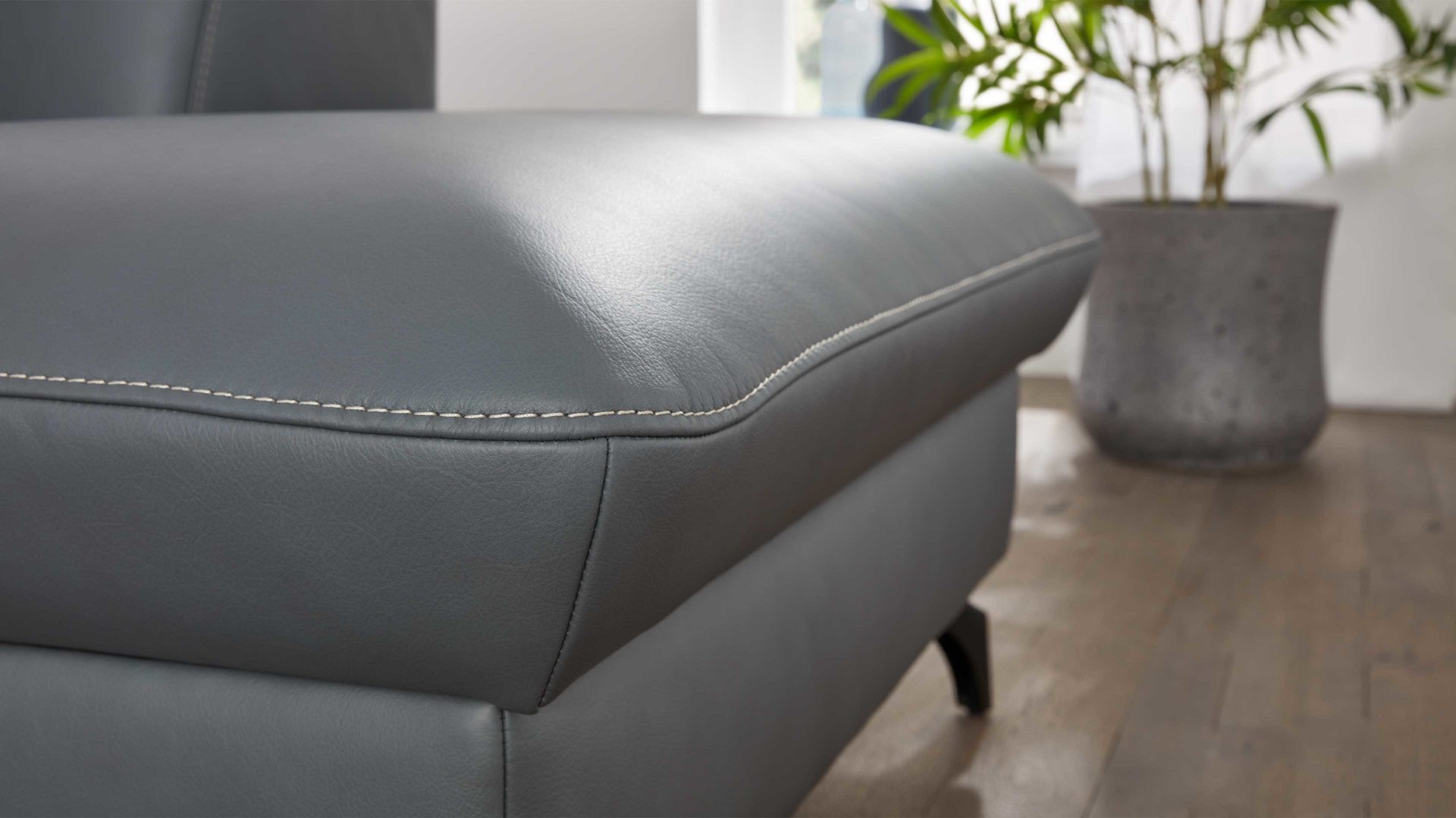 Ecksofa comfortmaster besser sitzen, liegen, leben aus Leder in Hellblau Comfortmaster Spektra 1267 - Ecksofa seefarbenes LongLife-Leder - Stellfläche ca. 289 x 243 cm