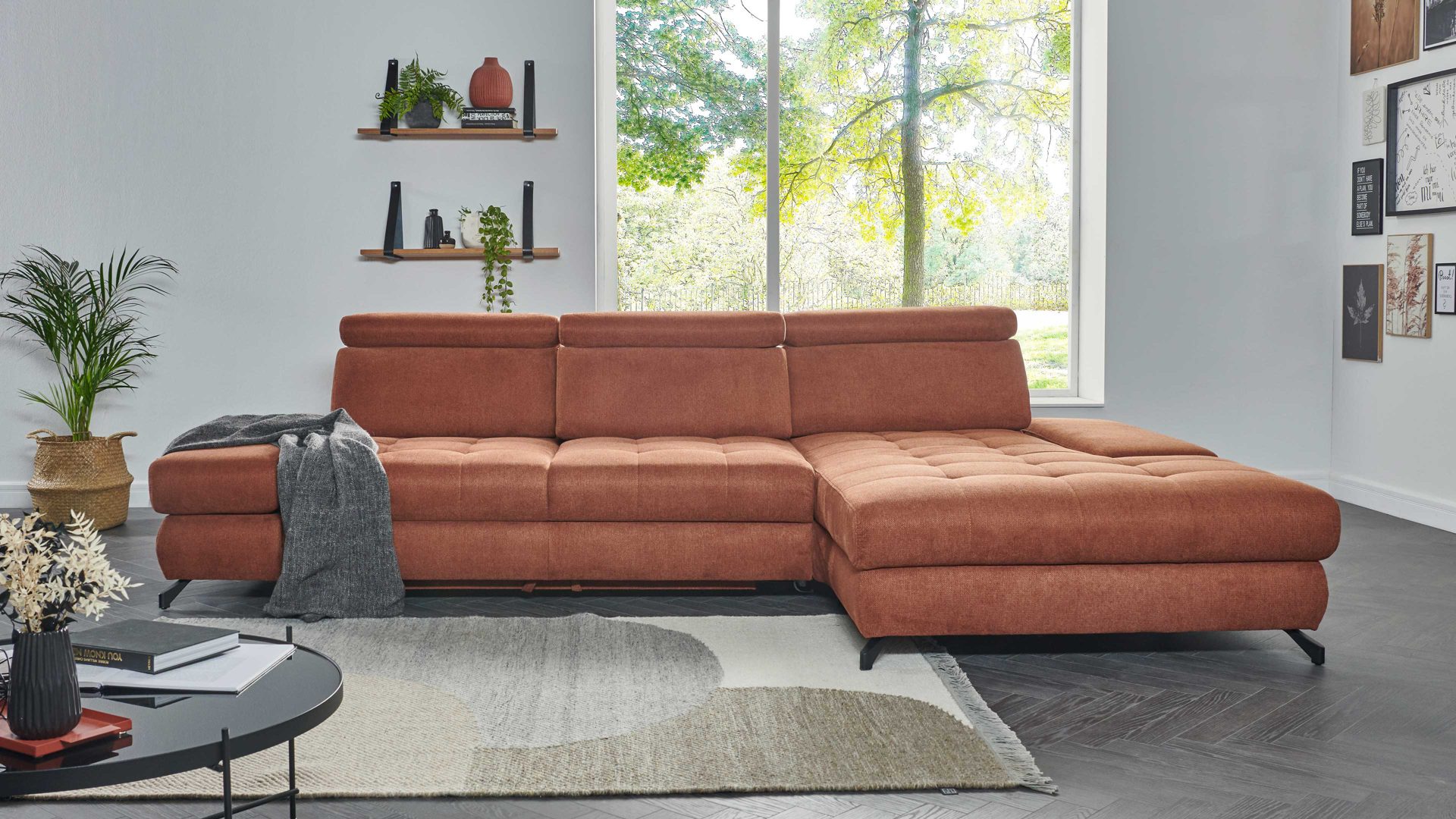 Ecksofa KAWOO aus Stoff in Orange KAWOO Polsterprogramm Torino XC - Ecksofa kupferfarbenes Flachgewebe Paris 83 & schwarze Metallfüße – Stellfläche ca. 312 x 186 cm