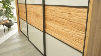 Kleiderschrank Interliving aus Holz in Hellgrau Interliving Schlafzimmer Serie 1027 – Schwebetürenschrank Champagner & Eiche bianco - drei Türen, Breite ca. 250 cm