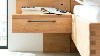 Nachtkommode Interliving aus Holz in Holzfarben Interliving Schlafzimmer Serie 1028 – Hänge-Nachtkonsole 1644 rechts - Erle, eine Schublade