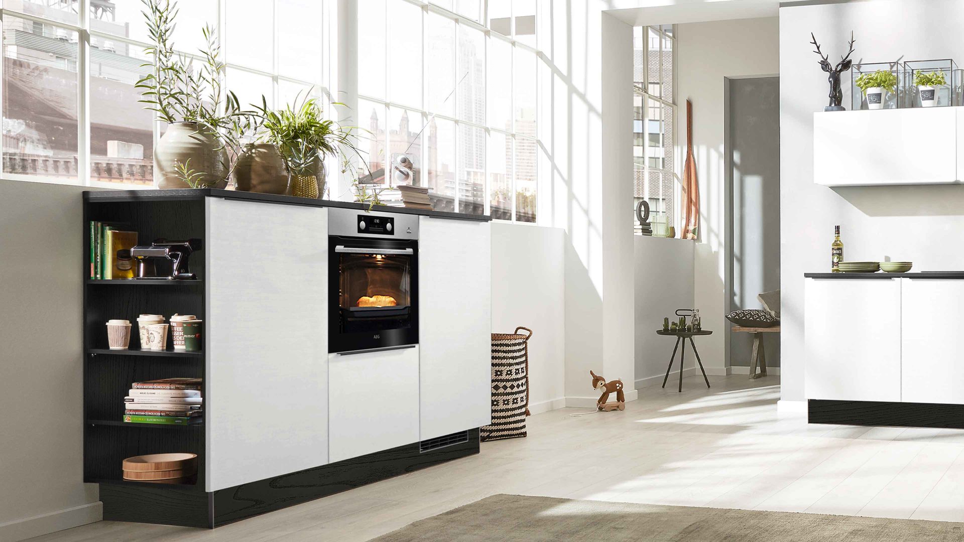 Einbauküche Interliving aus Holz in Weiß Interliving Küche Serie 3054 mit AEG Einbaugeräten Arcticweiß & Eiche Nero – zweizeilig