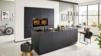 Einbauküche Interliving aus Holz in Schwarz Interliving Küche Serie 3104 mit AEG Einbaugeräten Mattschwarz – zweizeilig