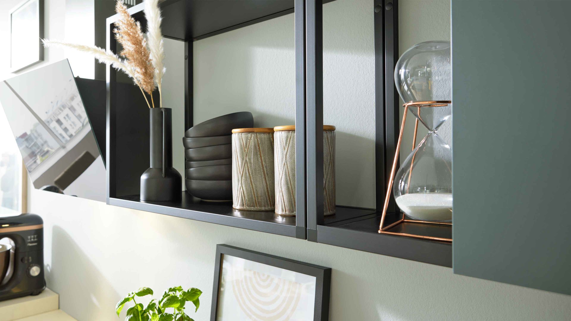 Einbauküche Interliving aus Holz in Dunkelgrün Interliving Küche Serie 3059 mit Einbaugeräten Black Green - Stellfläche ca. 220 x 480 cm