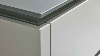 Einbauküche Interliving aus Holz in Grau Interliving Küche Serie 3060 mit Constructa Einbaugeräten Sahara & Quarzgrau - Stellfläche ca. 275 x 309 cm