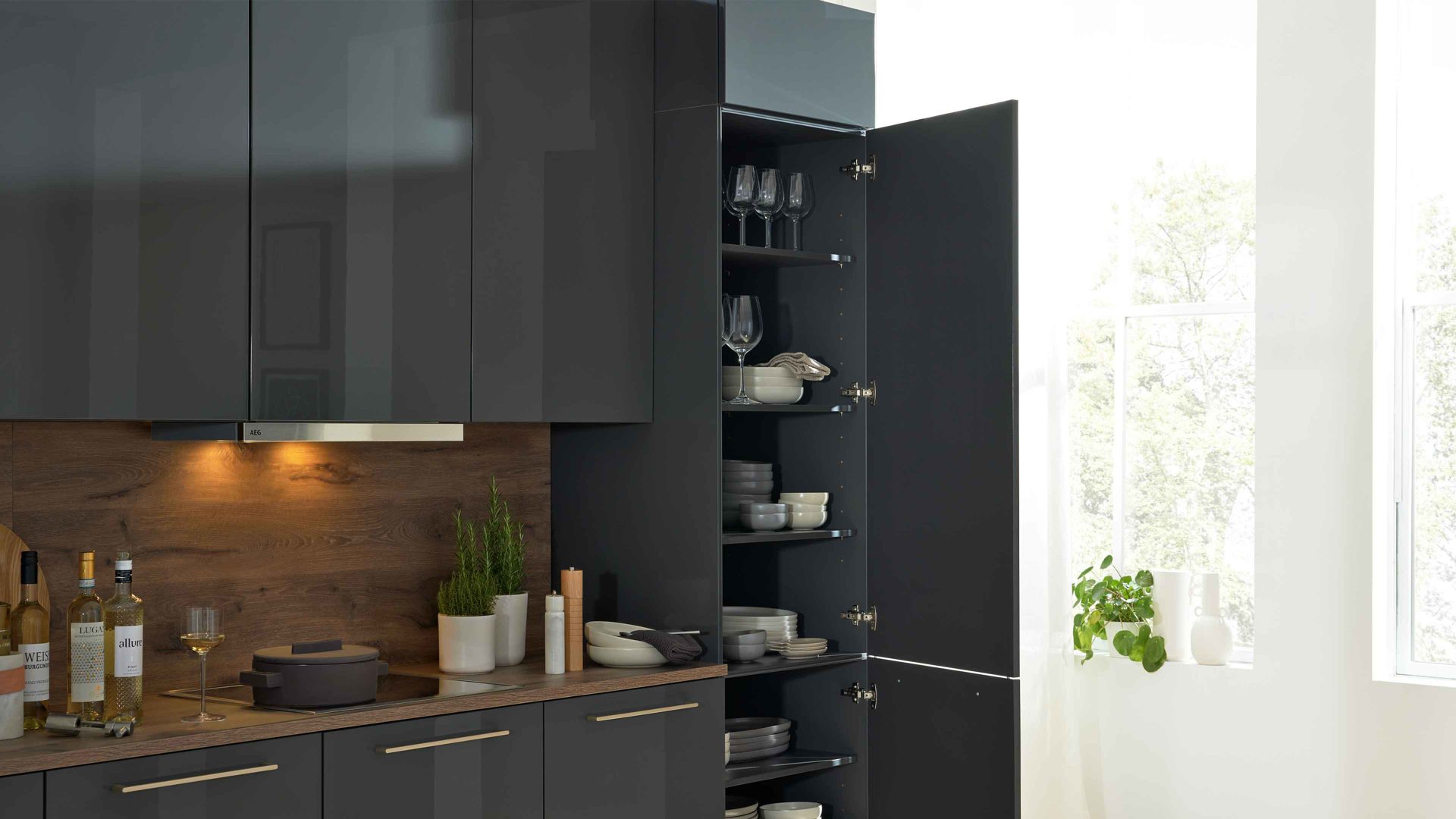 Einbauküche Interliving aus Holz in Dunkelgrau Interliving Küche Serie 3114 mit AEG Einbaugeräten Graphit & Castell Eiche - Länge ca. 408 cm