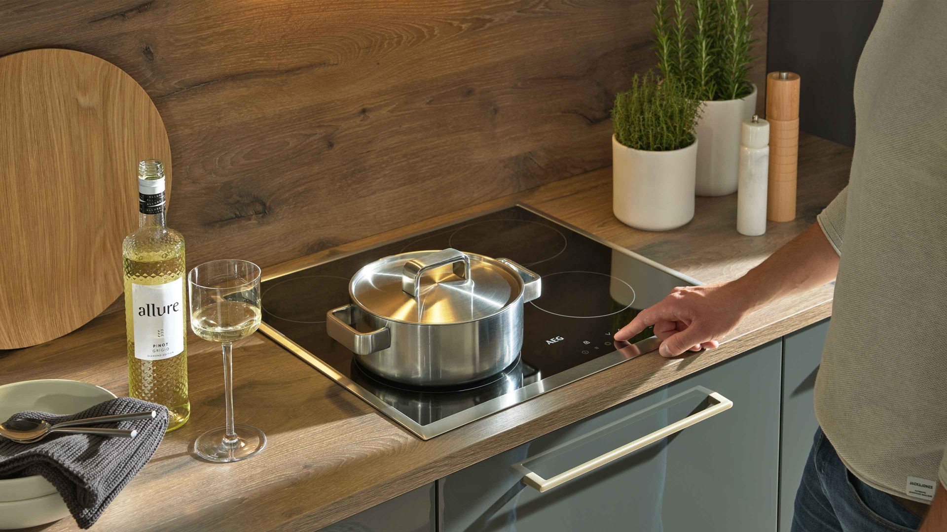 Einbauküche Interliving aus Holz in Dunkelgrau Interliving Küche Serie 3061 mit AEG Einbaugeräten Graphit & Castell Eiche - Länge ca. 408 cm