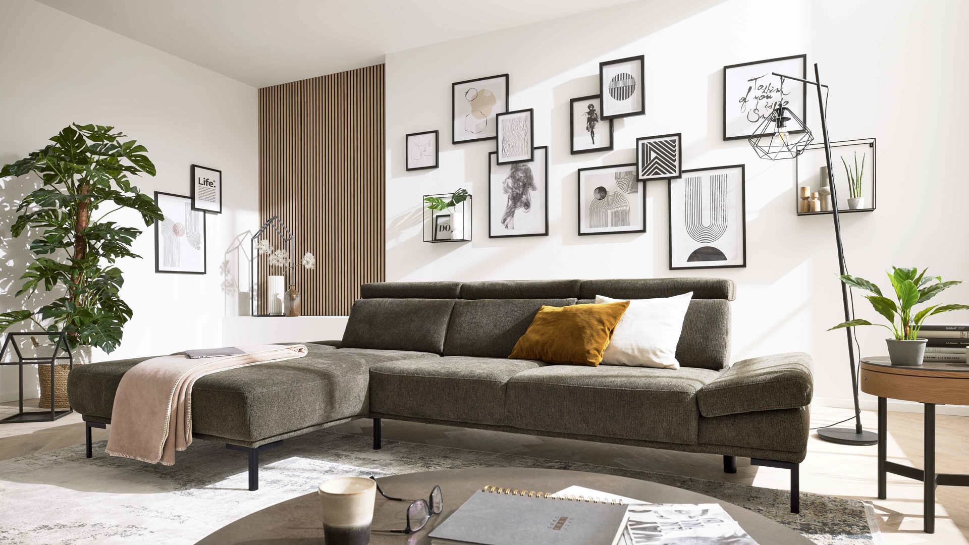 Ecksofa Interliving aus Stoff in Dunkelgrün Interliving Sofa Serie 4254 – Ecksofa jagdgrüner Bezug Mito 156 – Stellfläche ca. 185 x 300 cm