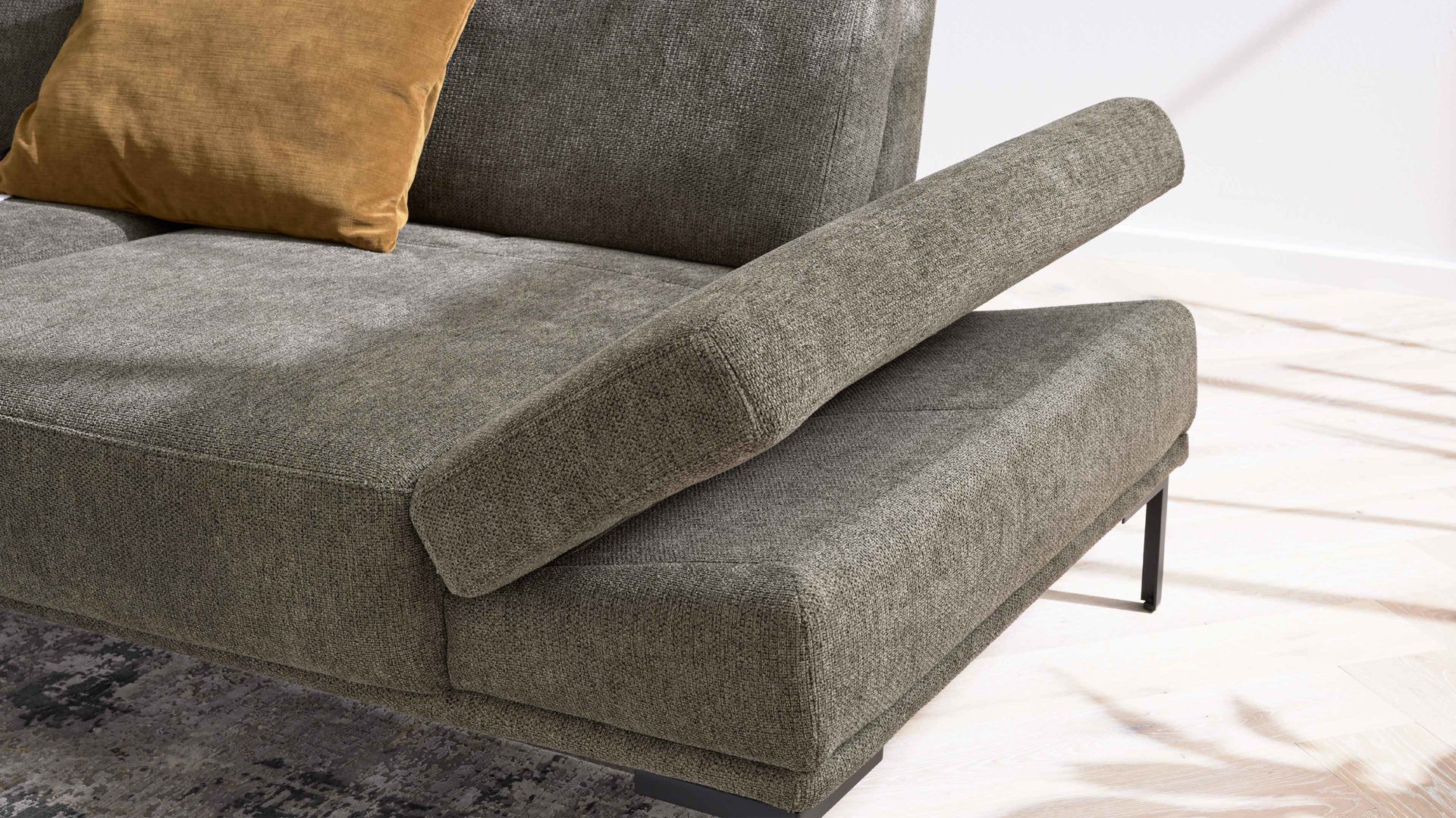 Funktion Interliving aus Metall in Transparent Interliving Sofa Serie 4254 – Armlehnverstellung manuell