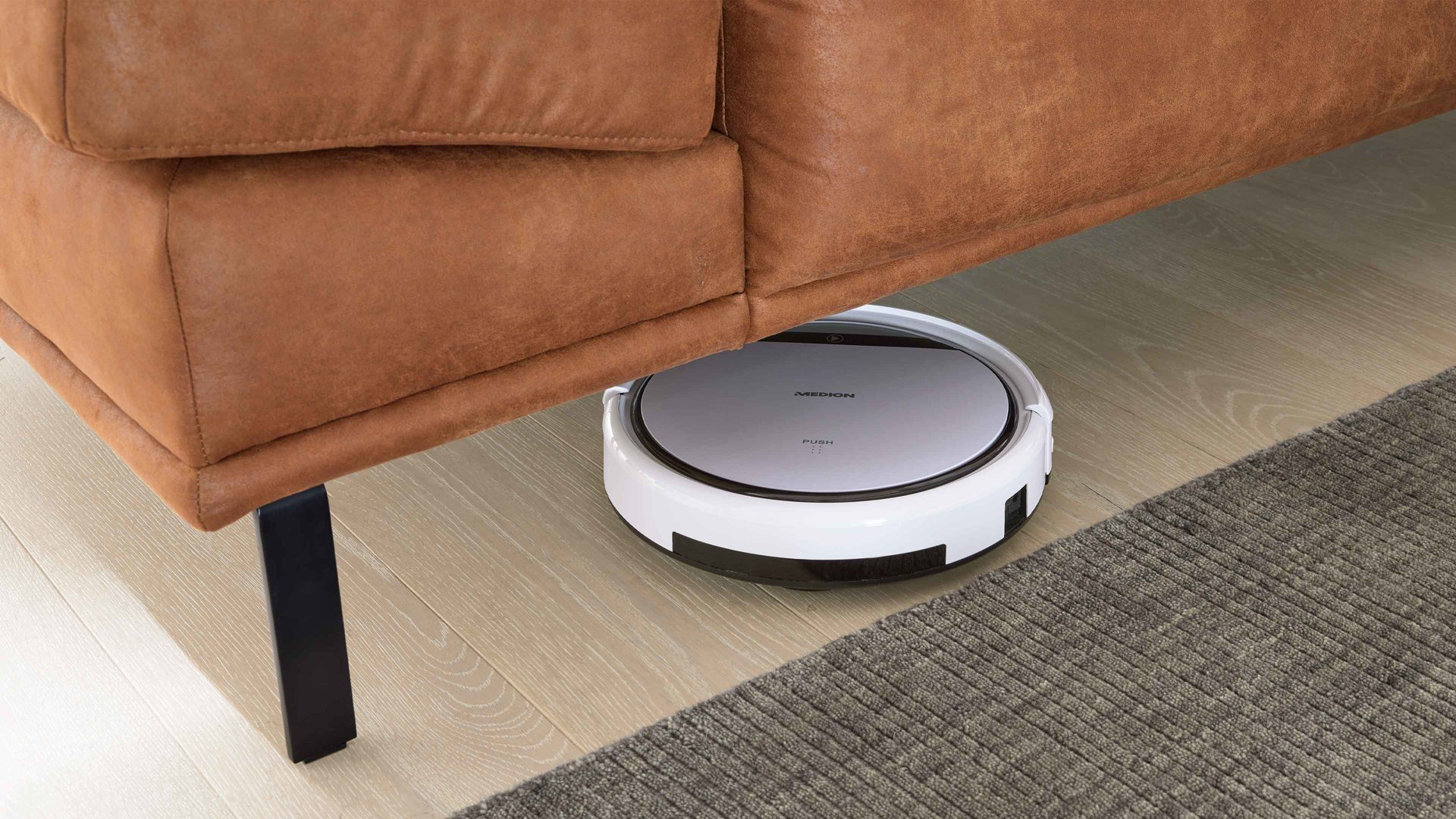 Polsterhocker Interliving aus Stoff in Hellbraun Interliving Sofa Serie 4254 – Polsterhocker cognacfarbene Mikrofaser Magnum & schwarze Metallfüße 4.35 – ca. 65 x 95 cm