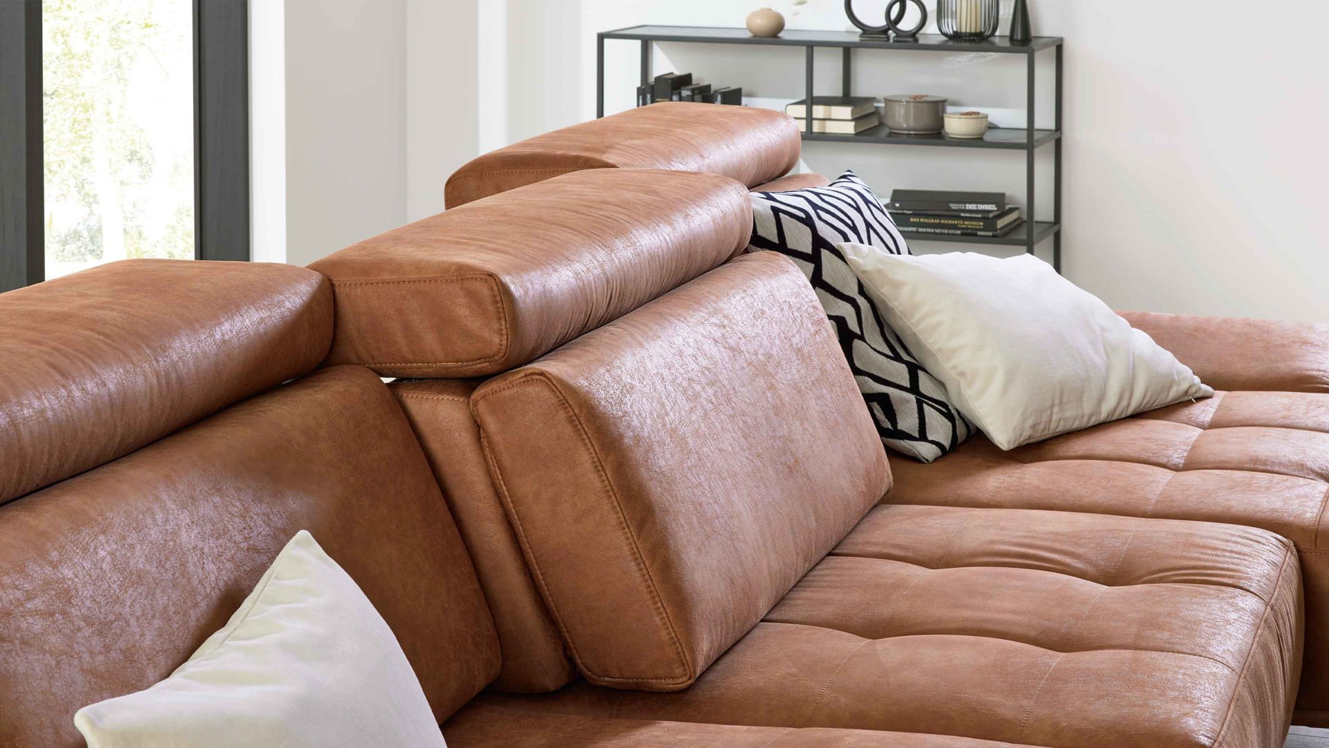 Ecksofa Interliving aus Stoff in Hellbraun Interliving Sofa Serie 4254 – Ecksofa cognacfarbene Mikrofaser Magnum & schwarze Metallfüße 4.35 – Stellfläche ca. 340 x 195 cm