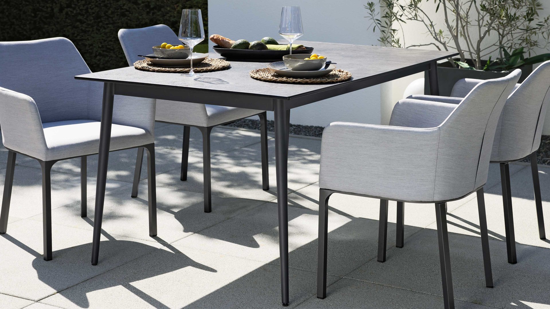 Gartentisch Interliving aus Holz in Grau Interliving Gartenmöbel Serie 7003 – Tisch G113-004-082 HPL Beton & Aluminium - ca. 220 x 95 cm