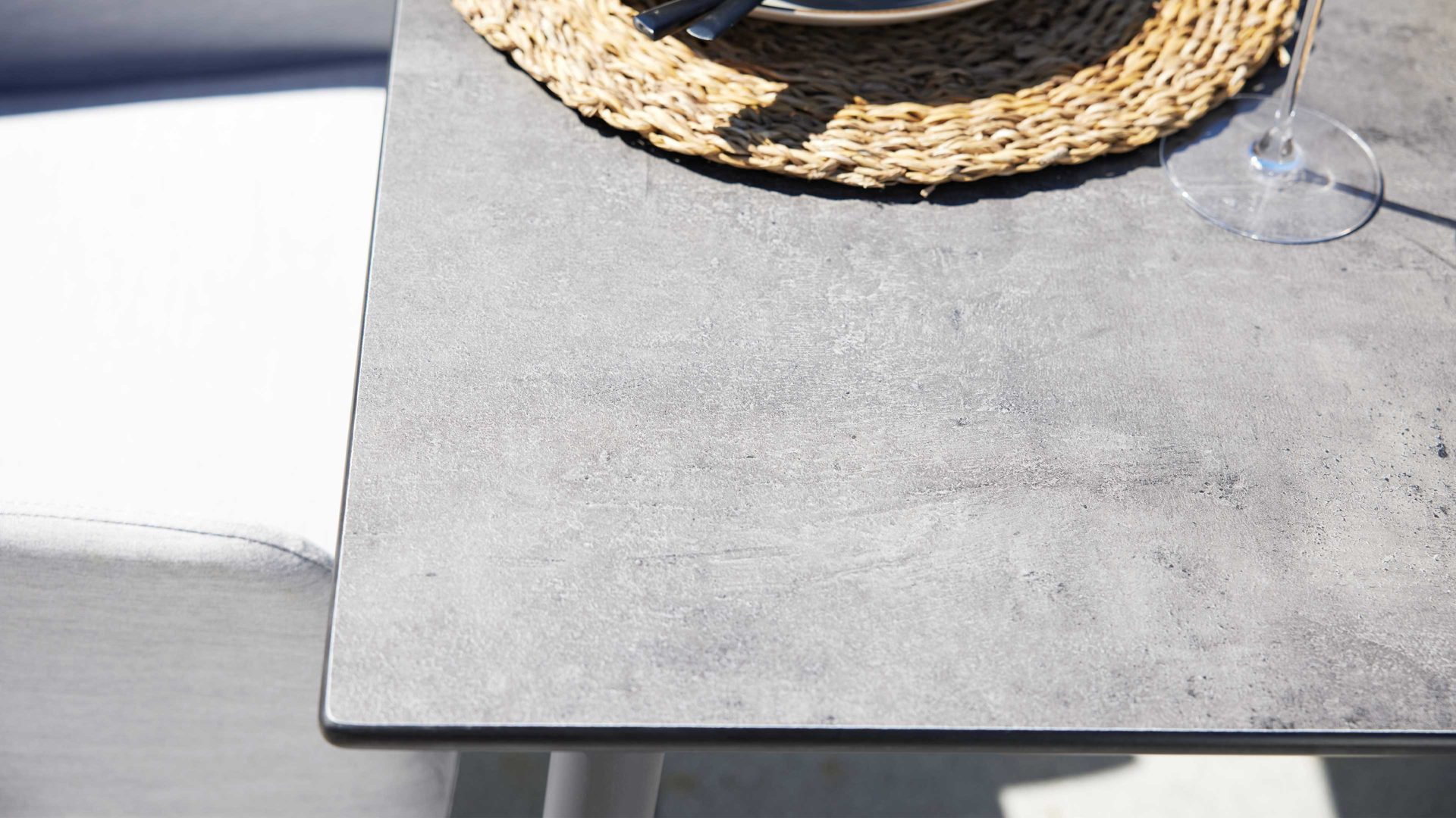 Gartentisch Interliving aus Holz in Grau Interliving Gartenmöbel Serie 7003 – Tisch G113-004-082 HPL Beton & Aluminium - ca. 220 x 95 cm