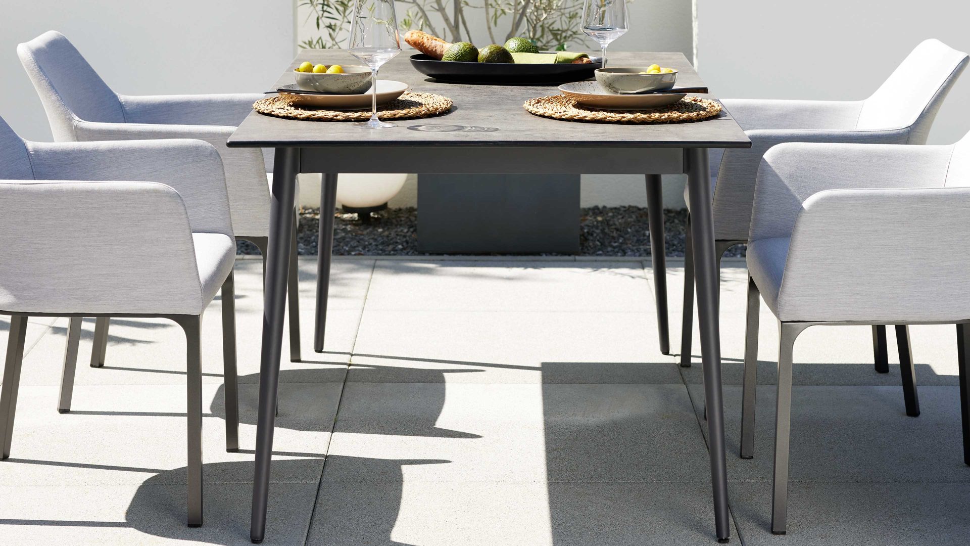 Gartentisch Interliving aus Holz in Grau Interliving Gartenmöbel Serie 7003 – Tisch G113-004-082 HPL Beton & Aluminium - ca. 220 x 95 cm