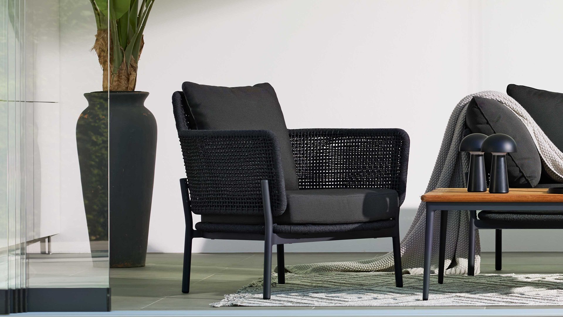 Gartenstuhl /-sessel Interliving aus Kunstfaser in Dunkelgrau Interliving Gartenmöbel Serie 7005 - Sessel graues Kordelgeflecht & dunkelgrauer Olefinbezug