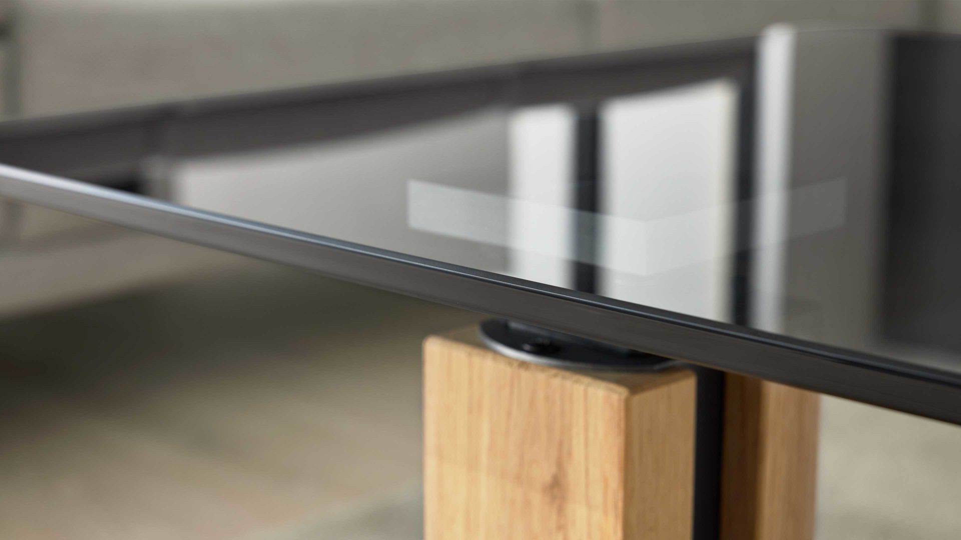 Beistelltisch Interliving aus Glas in Dunkelgrau Interliving Couchtisch Serie 6211 - Beistelltisch GPA-EBI graues Parsolglas & Wildeiche - ca. 55 x 47 cm