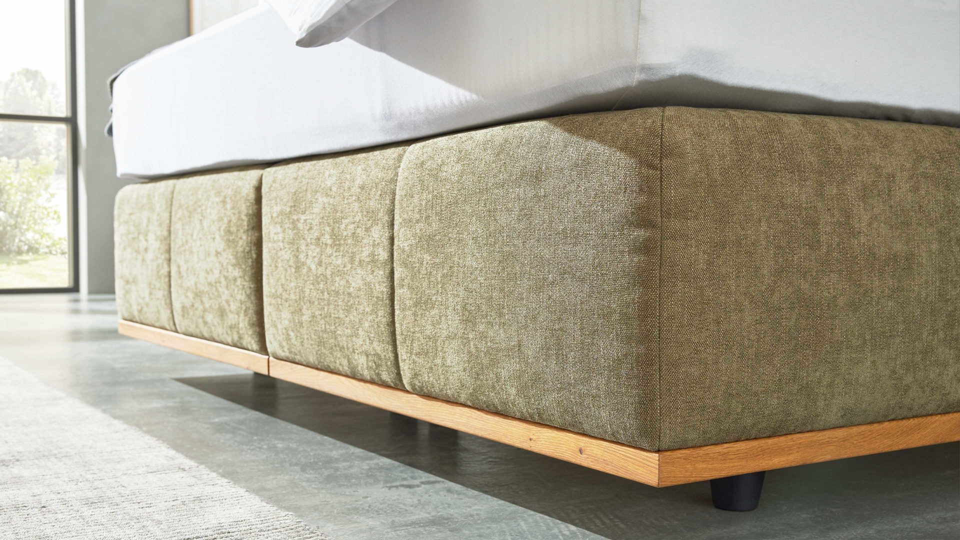 Boxspringbett Interliving aus Stoff in Grün Interliving Boxspringbett Serie 1415 olivgrüner Stoffbezug ELK 323 & Schwebefuß - Liegefläche ca. 180 x 200 cm