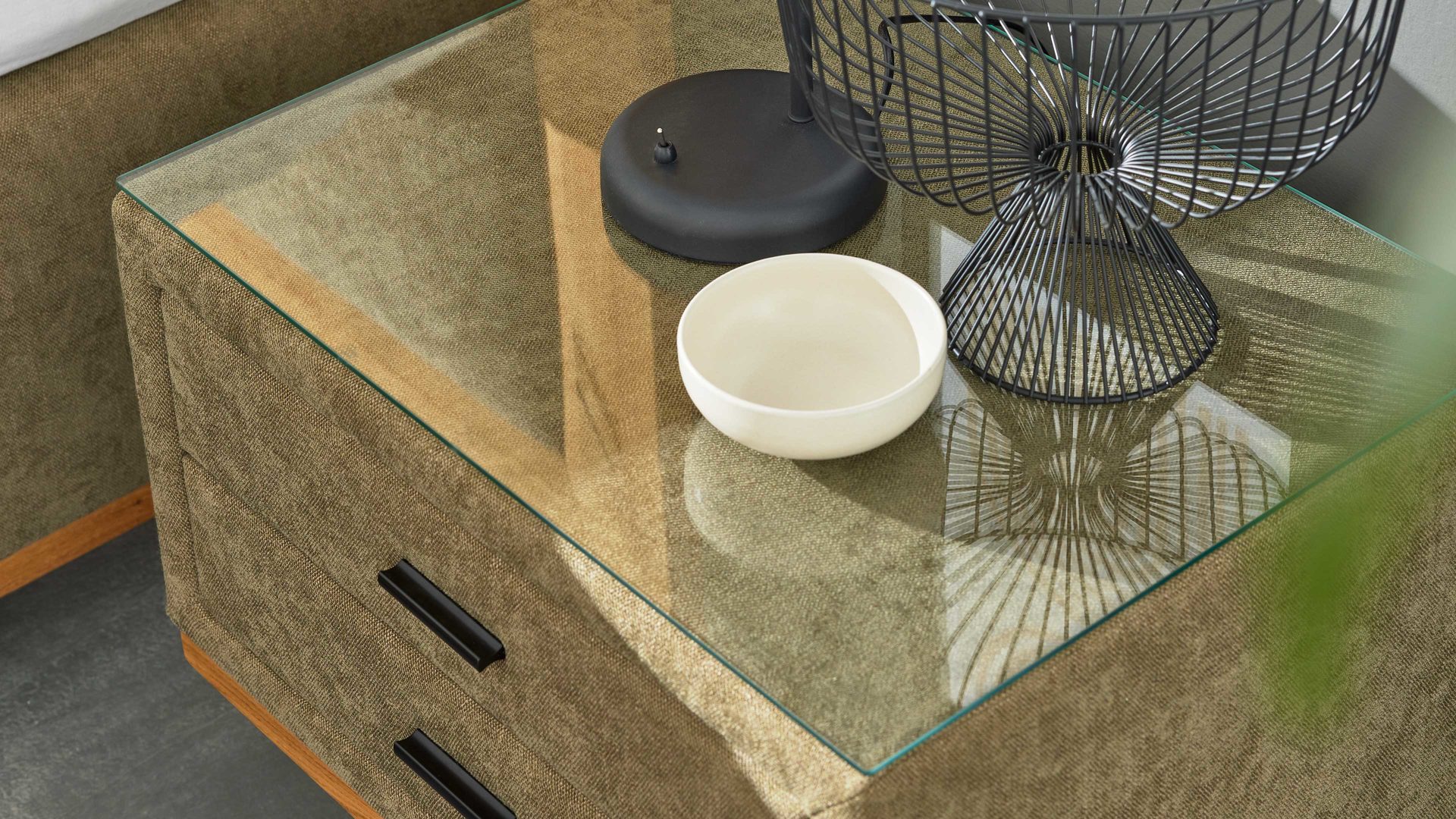 Nachtkommode Interliving aus Stoff in Grün Interliving Boxspringbett Serie 1415 - Nachtkommode NK I823 olivgrüner Stoffbezug ELK 323 - zwei Schubladen