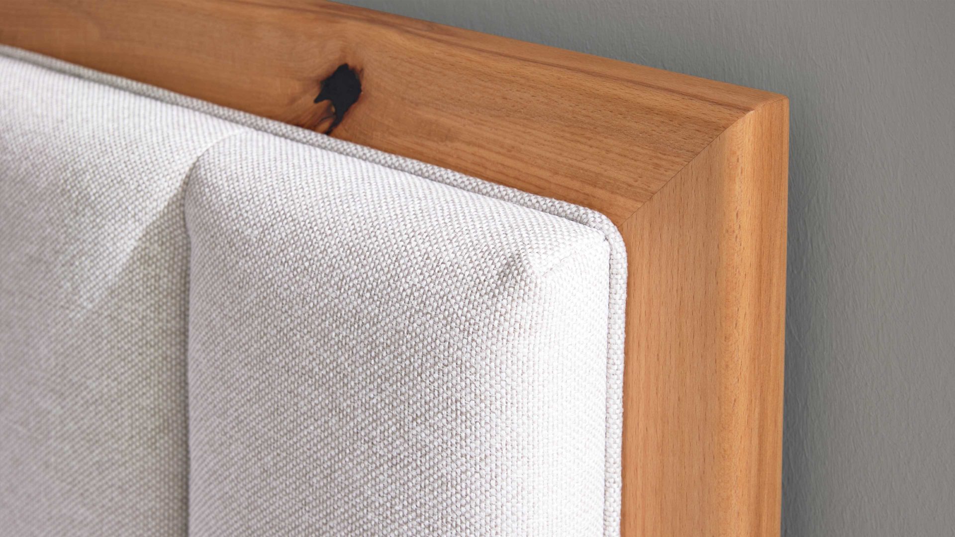 Boxspringbett Interliving aus Stoff in Beige Interliving Boxspringbett Serie 1415 - Boxspringbett mit Holzakzenten hellbeiger Stoffbezug TBB 2 & Holzfuß H72 - Liegefläche ca. 180 x 200 cm