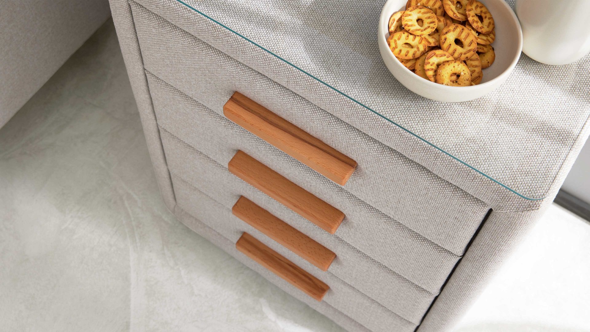 Nachtkommode Interliving aus Stoff in Beige Interliving Boxspringbett Serie 1415 - Nachtkommode hellbeiger Stoffbezug TBB 2 - vier Schubladen