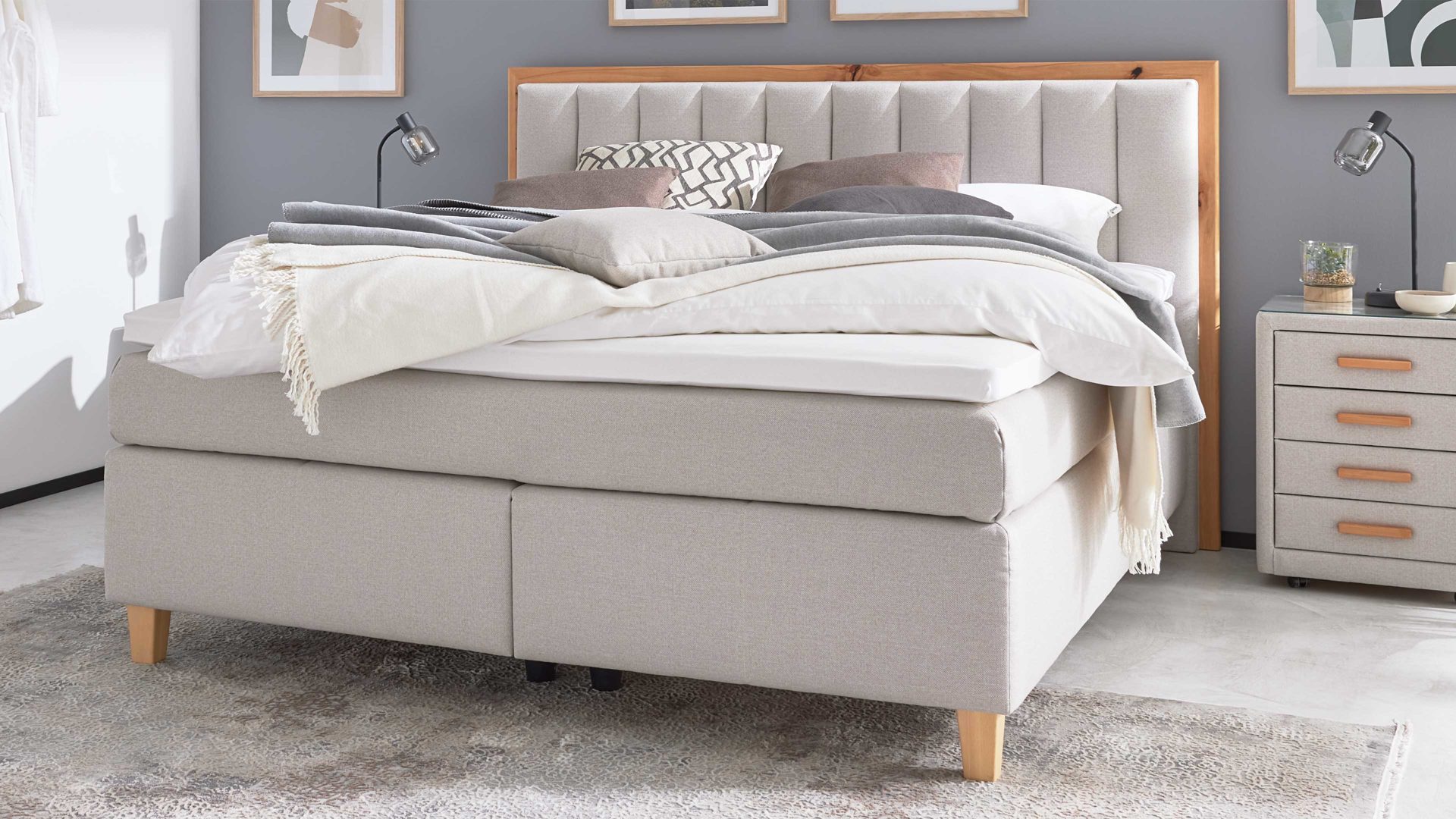 Boxspringbett Interliving aus Stoff in Beige Interliving Boxspringbett Serie 1415 hellbeiger Stoffbezug TBB 2 & Holzfuß H72 - Liegefläche ca. 180 x 200 cm