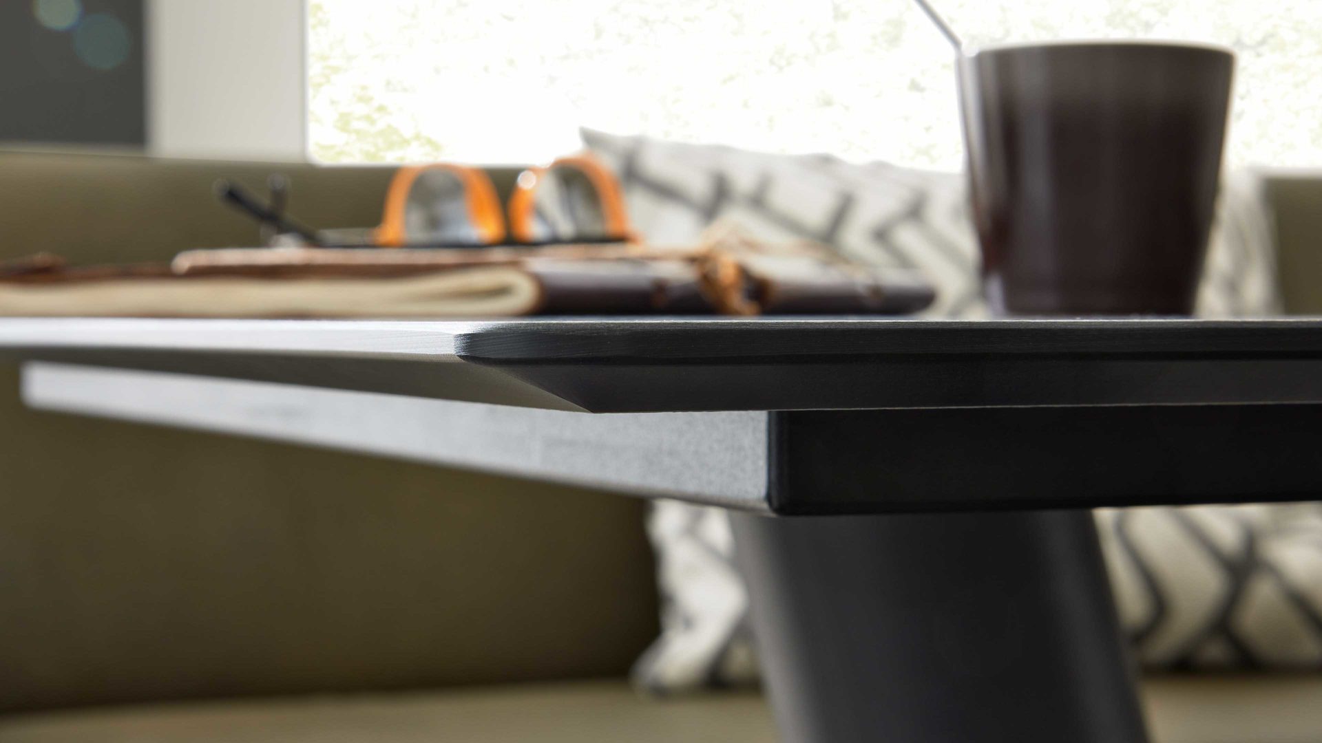 Esstisch Interliving aus Holz in Grau Interliving Esszimmer Serie 5105 – Esstisch 8553 betonfarbenes HPL & schwarzes Metall – ca. 160 x 90 cm