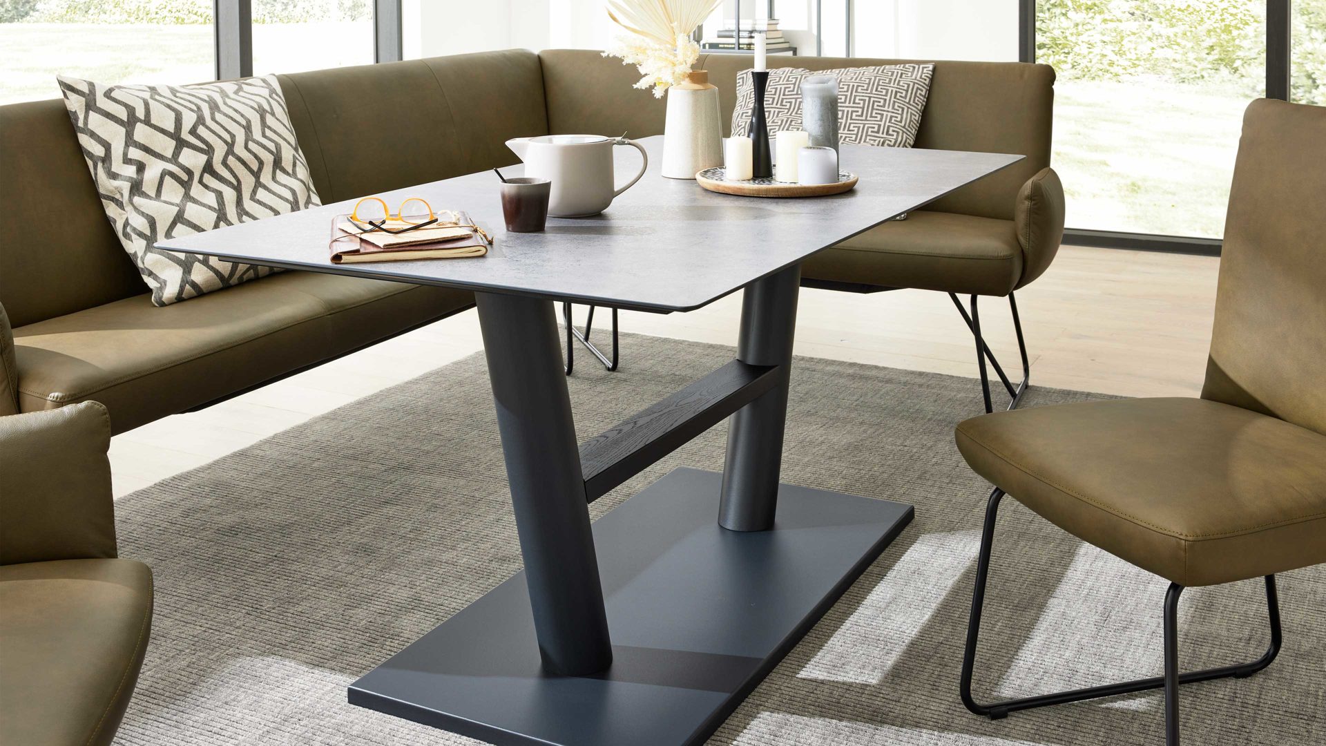 Esstisch Interliving aus Holz in Grau Interliving Esszimmer Serie 5105 – Esstisch 8553 betonfarbenes HPL & schwarzes Metall – ca. 160 x 90 cm