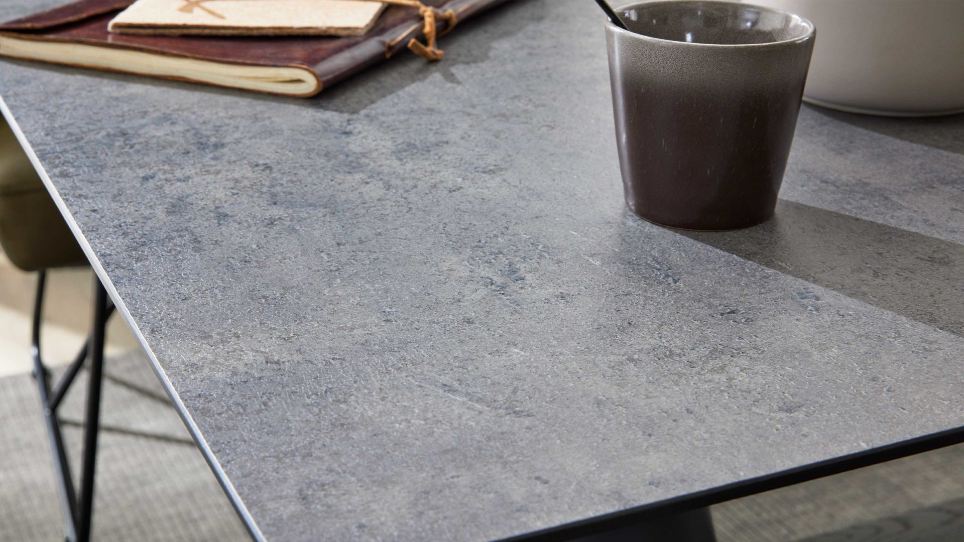 Esstisch Interliving aus Holz in Grau Interliving Esszimmer Serie 5105 – Esstisch 8553 betonfarbenes HPL & schwarzes Metall – ca. 160 x 90 cm