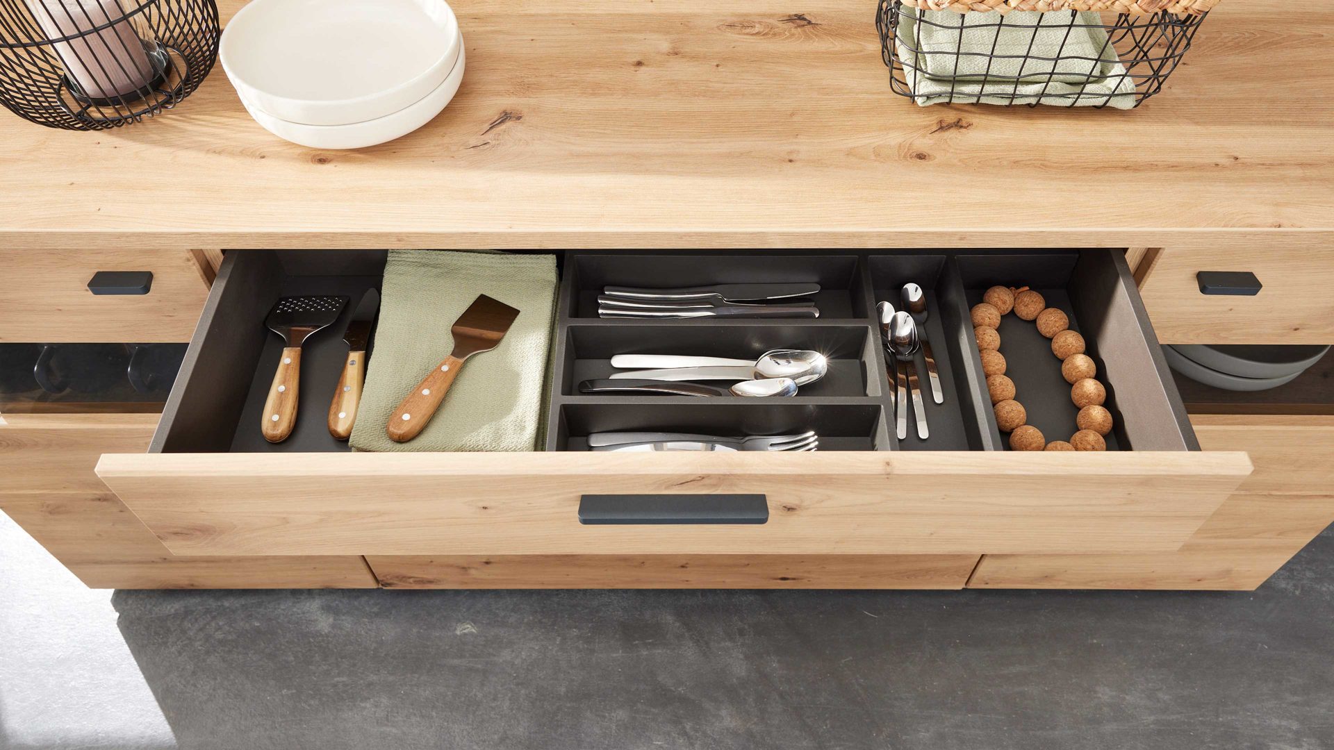 Sideboard Interliving aus Holz in Holzfarben Interliving Wohnzimmer Serie 2110 - Sideboard Alteiche - zwei Türen, vier Schubladen, Breite ca. 180 cm