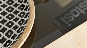 Couchtisch Interliving aus Holz in Grau Interliving Wohnzimmer Serie 2110 - Couchtisch graues Glas & Naturbuche - ca. 105 x 70 cm