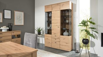 Vitrine Interliving aus Holz in Holzfarben Interliving Wohnzimmer Serie 2110 - Vitrine Alteiche - drei Türen, zwei Schubladen, Breite ca. 135 cm