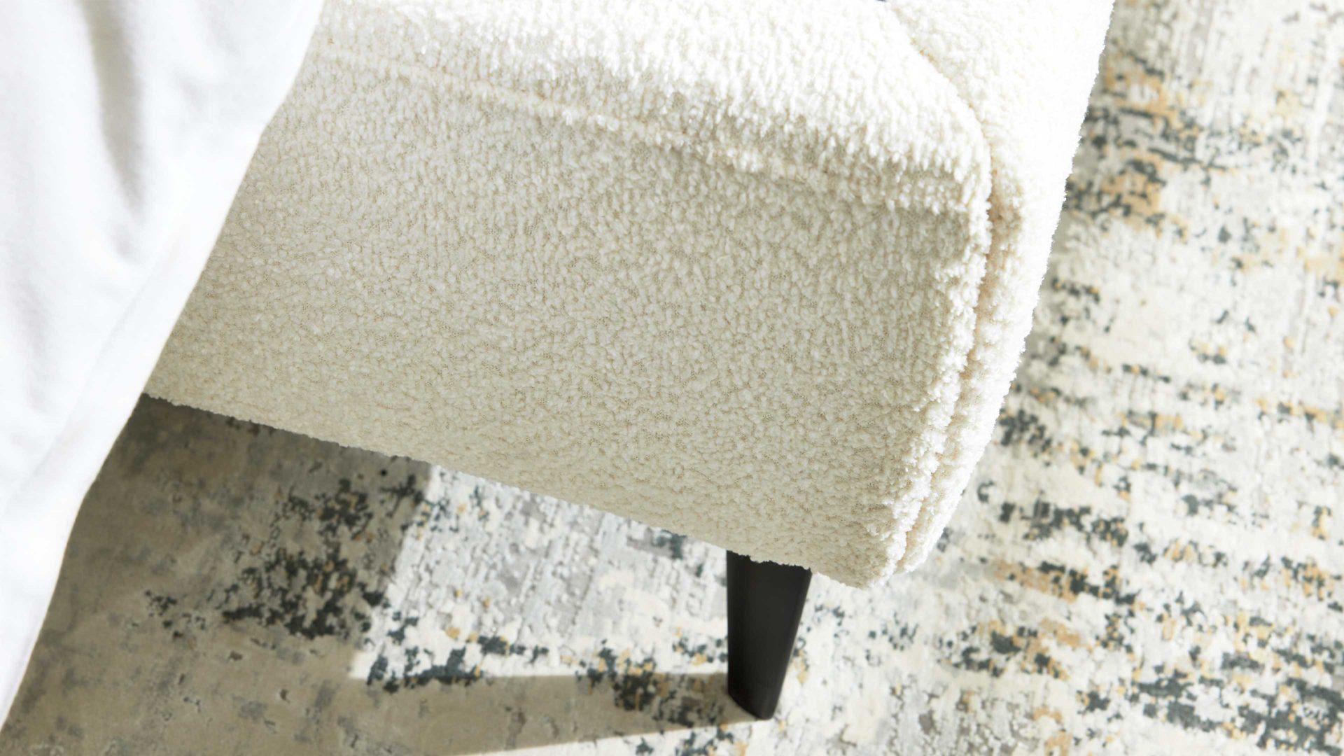 Bettgestell Interliving aus Stoff in Weiß Interliving Bettensystem Serie 1416 - Polsterbettgestell naturweiße Chenille Kama 680000 & schwarze Metallfüße – Liegefläche ca. 180 x 200 cm