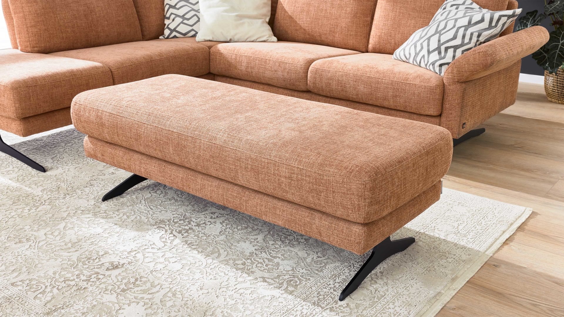 Polsterhocker Interliving aus Stoff in Orange Interliving Sofa Serie 4004 - XXL-Hocker G140 puderfarbene Chenille S43-17 - ca. 140 x 60 cm