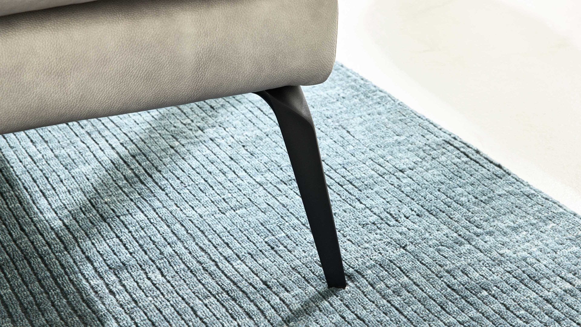 Polsterhocker Interliving aus Leder in Hellgrau Interliving Sofa Serie 4004 - XXL-Hocker hellgraues LongLife-Leder Z69.22 - ca. 140 x 60 cm