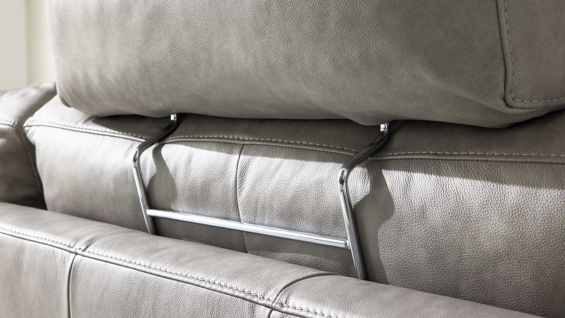 Kopfstütze Interliving aus Leder in Hellgrau Interliving Sofa Serie 4004 - Kopfstütze hellgraues LongLife-Leder Z69-22 - Breite ca. 60 cm