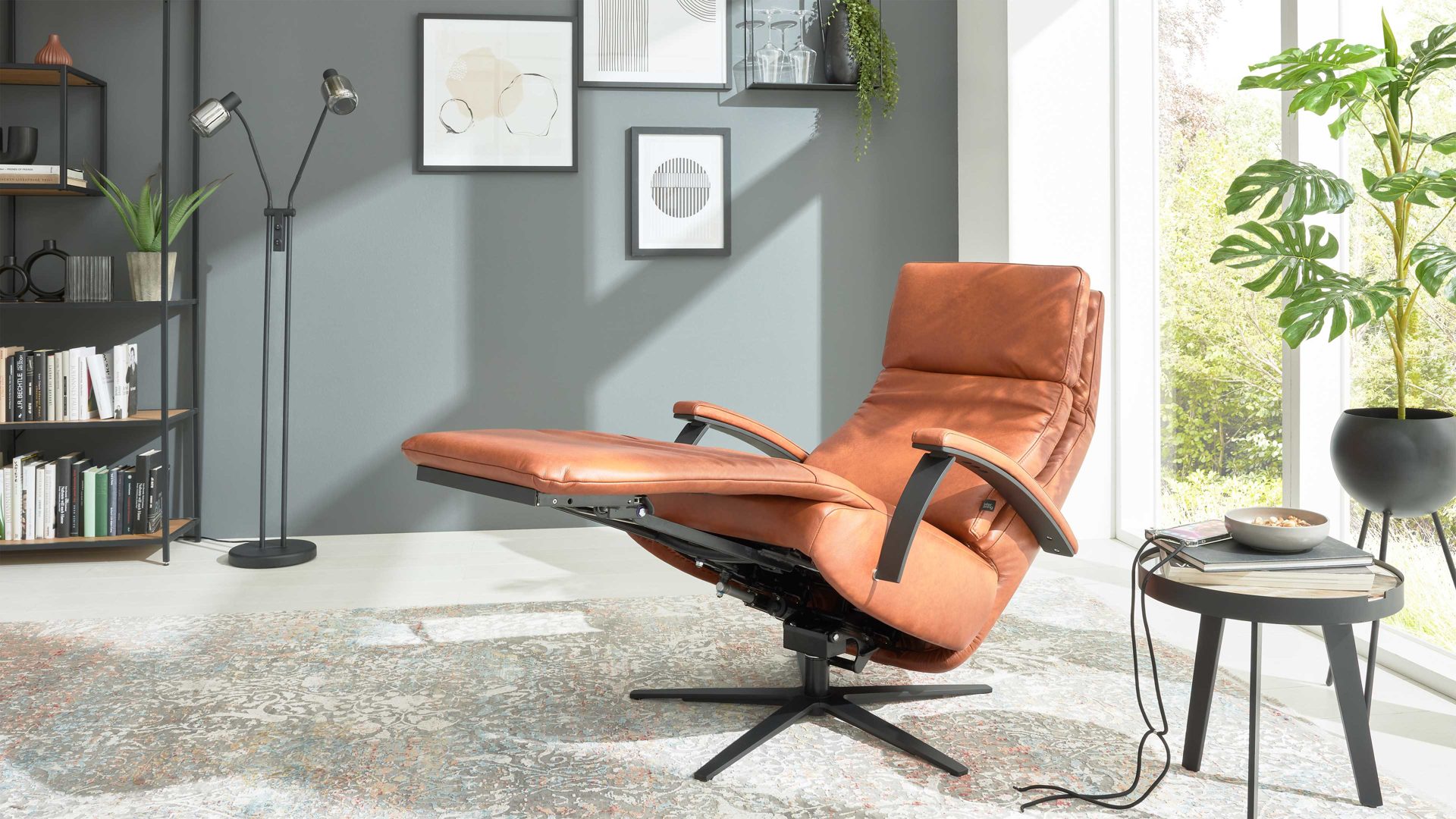 Relaxsessel Interliving aus Leder in Hellbraun Interliving Sofa Serie 4541 – Relaxsessel manuell - cognacfarbenes LongLife-Leder Cloudy & Sternfuß V4S